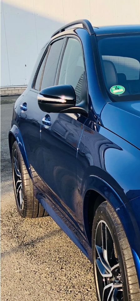 Glänzendes blaues Auto - Auto reinigen lassen bei Haldensleben